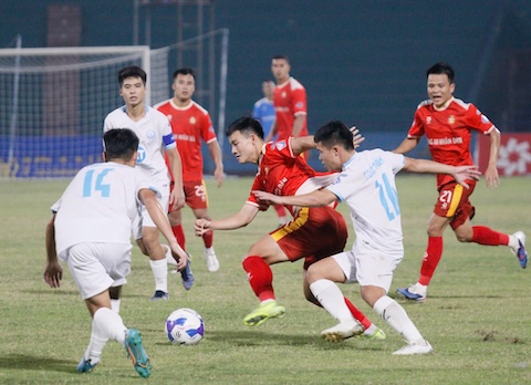 Thanh Nhàn của CAND trong vòng vầy của các cầu thủ Phú Thọ. Ảnh: CTV