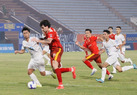 Ngọi binh Gonzalo đã khiến hàng thủ của Phú Thọ vất vả chống đỡ. Ảnh: CTV