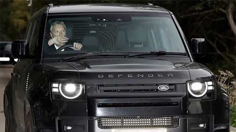 Wilcox lái chiếc xe Defender đến trung tâm huấn luyện Carrington