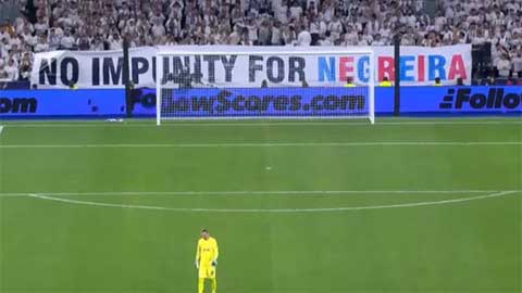 CĐV Real căng biểu ngữ mang khẩu hiệu công kích Barca 