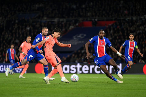 Xavi Espart chơi cực hay trước PSG