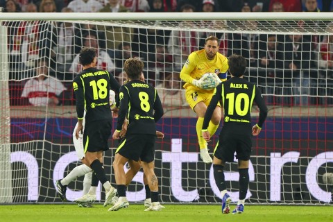 Tài năng của Oblak giúp Atletico bảo toàn 1 điểm trước Stuttgart trong thế thiếu người. Ảnh: Hola News