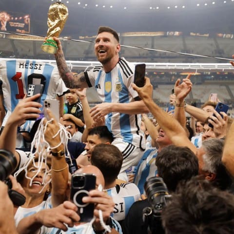Với chiếc Cúp Vàng năm 2022, Messi đã hoàn tất "món nợ" với ĐT Argentina. Ảnh: The Guardian