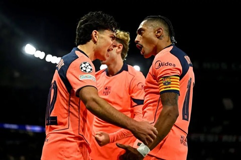 Espart là một trong bốn cầu thủ 19 tuổi của lò La Masia có mặt trong đội hình xuất phát của Barca trước PSG