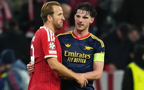 Kane bắt tay đồng đội ở ĐT Anh - Declan Rice