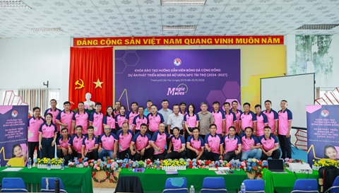 Các học viên, đại diện các đơn vị tổ chức khóa học chụp hình lưu niệm