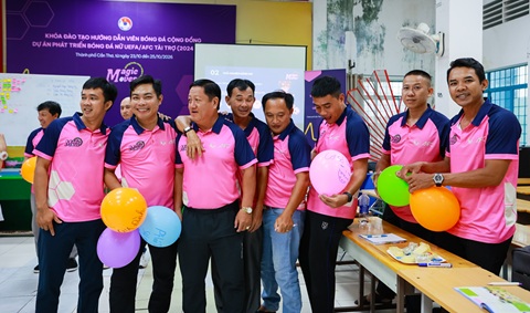 Các học viên được trang bị kiến thức để huấn luyện bóng đá cộng đồng. Ảnh: Hà Quỳnh Đức