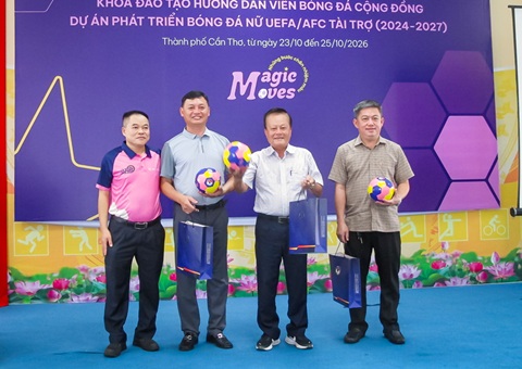 Ông Lưu Quang Điện Biên tặng quà lưu niệm cho các đơn vị tham gia tổ chức khóa học. Ảnh: Hà Quỳnh Đức