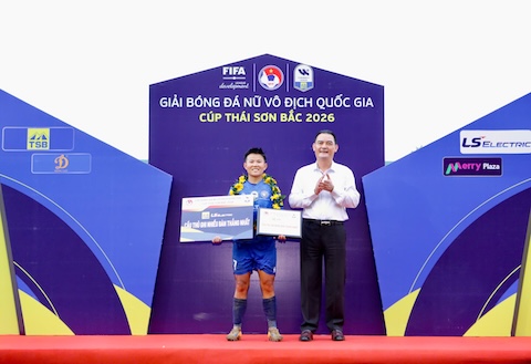 Ông Nguyễn Quốc Hội trao giải 'Cầu thủ ghi nhiều bàn thắng" cho Bích Thuỳ. Ảnh: Anh Khoa 