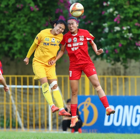 Than KSVN (áo đỏ) và Hà Nội I cầm hoà nhau 1-1. Ảnh: VFF 