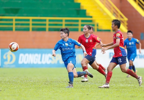 Thái Nguyên T&T (áo xanh) hoàn toàn vượt trội so với TP.HCM II. Ảnh: Anh Khoa 