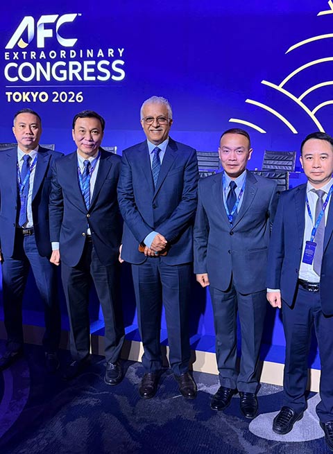 Chủ tịch AFC Salman bin Ibrahim Al Khalifa (chính giữa) chụp ảnh cùng đoàn đại biểu VFF tham dự Đại hội bất thường AFC 2026 