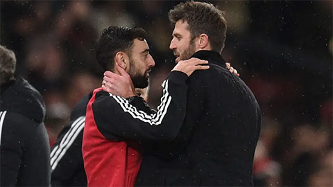 Fernandes và Carrick đang có cách nhìn khác nhau về lao dốc của MU