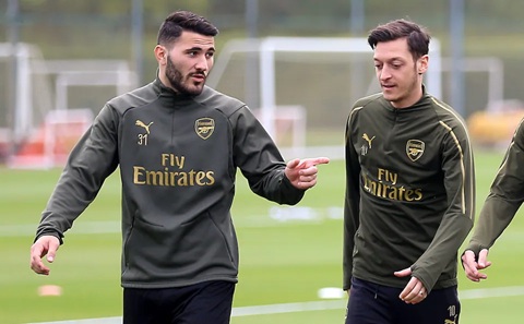 Việc chia tay Sead Kolasinac và Mesut Ozil, cùng với mức lương cao ngất ngưởng của họ, là yếu tố then chốt trong quá trình tái thiết của Arsenal