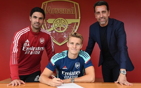 Martin Odegaard ký hợp đồng với Arsenal vào tháng 8/2021