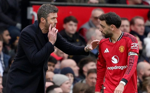 Michael Carrick (trái) đang đối mặt với một cuộc chiến khó khăn để giữ được chiếc ghế của mình