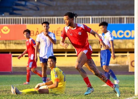 Sư thất vọng của thủ môn đội Huế khi để cầu thủ TP.HCM gỡ hoà. ảnh: CTV