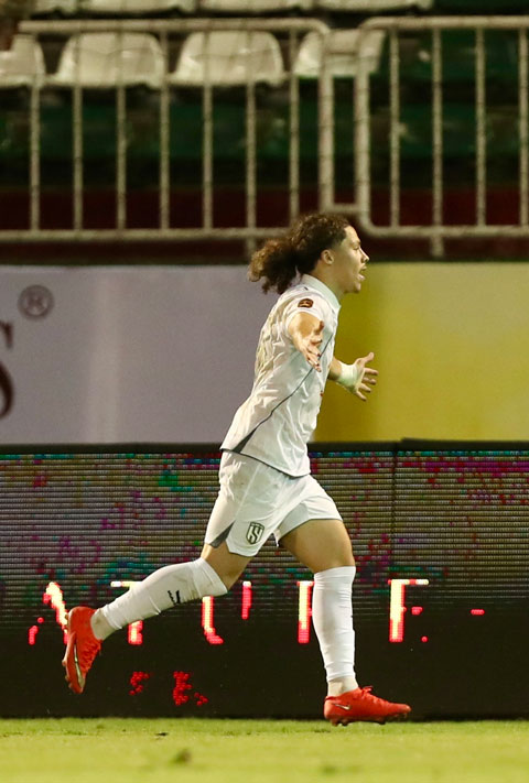Đức Vinh dứt điểm ghi bàn, ấn định chiến thắng 2-0 cho SLNA.