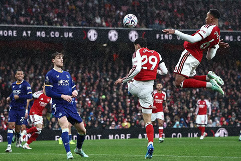 Khoảnh khắc Gabriel bật cao đánh đầu ghi bàn quyết định cho Arsenal trước Everton