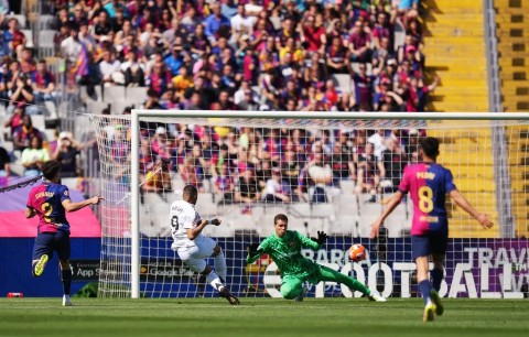 Kylian Mbappe đã ghi 8 bàn chỉ trong 3 chuyến làm khách của Barca. Ảnh: TalkSPORT