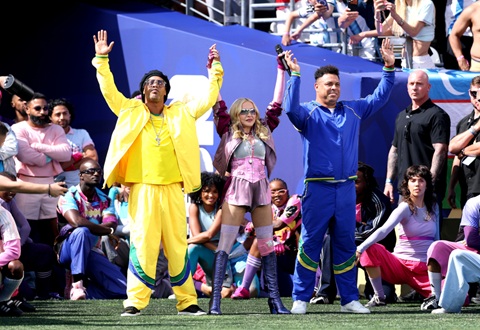 Ronaldinho, Madonna và Ronaldo Nazario biểu diễn trong giờ nghỉ giải lao trận chung kết World Cup 2026 giữa Tây Ban Nha và Argentina