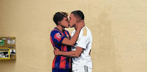 Yamal và Mbappe tái hiện nụ hôn kinh điển của Messi và CR7