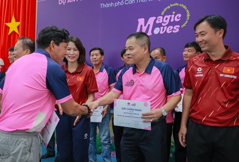 Ông Lưu Quang Điện Biên trao giấy chứng nhận cho các học viên. Ảnh: Hà Quỳnh Đức