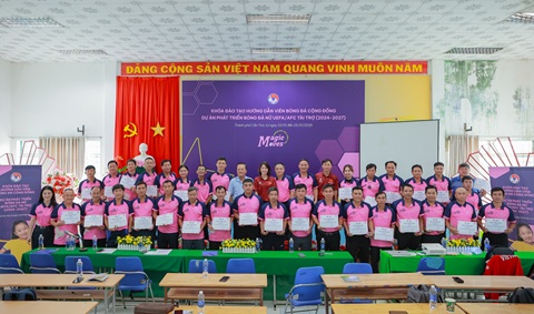 Các học viên nhận giấy chứng nhận 