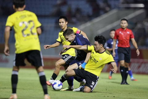 Hà Nội FC (áo vàng) đã để thua đối thủ được đánh giá yếu hơn. Ảnh - Đức Cường