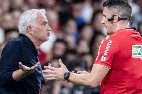 Mourinho vẫn giũ phong cách như 16 năm trước