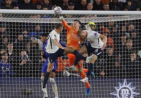 Sai lầm của thủ thành Penders là bước ngoặt dẫn đến thất bại của Chelsea