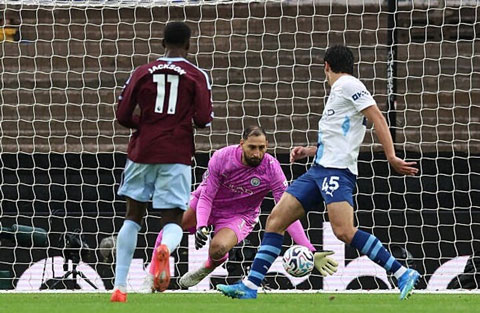 Donnarumma mắc sai lầm dẫn đến bàn thua thứ hai của Man City