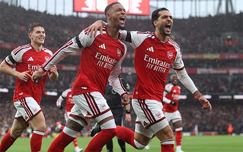 Konsa (giữa) chơi ngày càng hay trong màu áo Arsenal