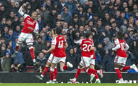 Konsa hòa nhập rất nhanh vì có nhiều đồng đội thân thiết ở ĐT Anh hiện khoác áo Arsenal như Rice, Saka...