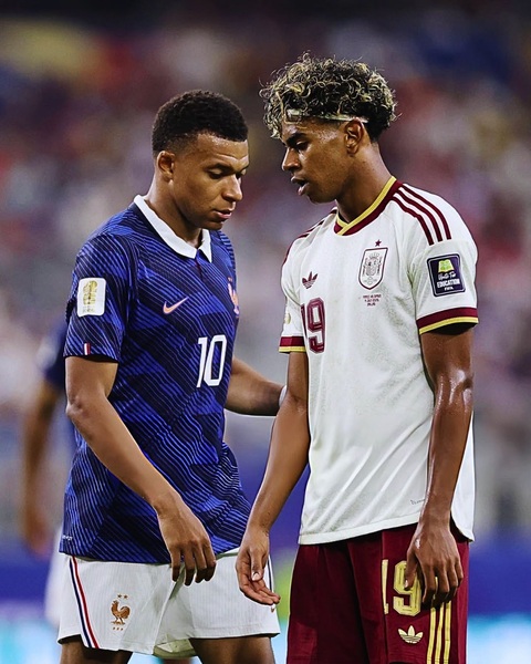 Đêm nay, Lamine Yamal (phải) và Kylian Mbappe sẽ so chất lượng Quả bóng vàng