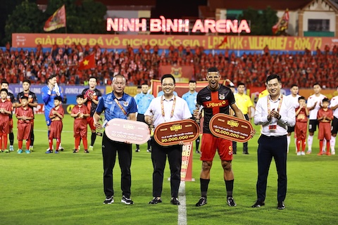 CLB Ninh Bình giành hết các giải thưởng quan trọng của tháng 9 V.League 2026/27. Ảnh: Đức Cường 
