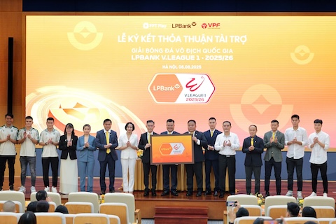 Ký kết tài trợ của mùa giải mới. Ảnh: Đức Cường 