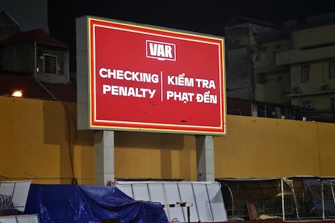 VAR giúp cho các quyết định của trọng tài đáng tin hơn. Ảnh: Đức Cường