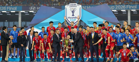 Chủ tịch FIFA Gianni Infantino trao chiếc cúp vô địch AFF Cup 2026 cho ĐT Việt Nam