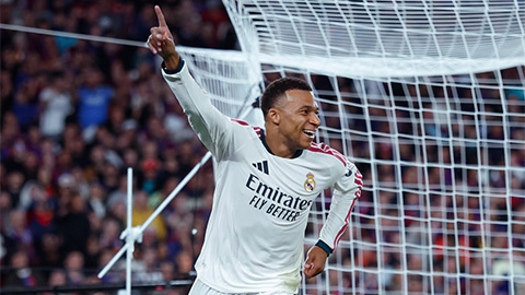 Mbappe bùng nổ với một cú đúp vào lưới Barca