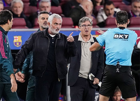 The Times còn ví Mourinho như "cảnh sát trưởng" trở lại
