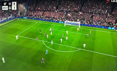 Yamal bỏ lỡ cơ hội ngon ăn ở cuối hiệp 1 trận El Clasico