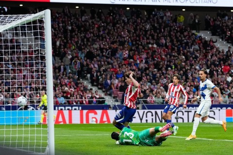 Chỉ 4 ngày sau, Alvarez lại ghi bàn duy nhất giúp Atletico giành chiến thắng trước Deportivo. Ảnh: Europapress