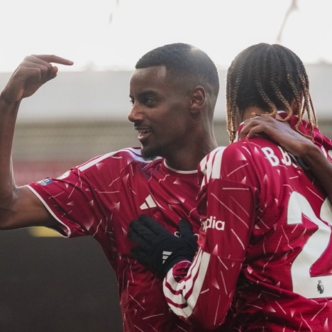 Isak và Barcola chơi ngày càng ăn ý trên hàng công Liverpool