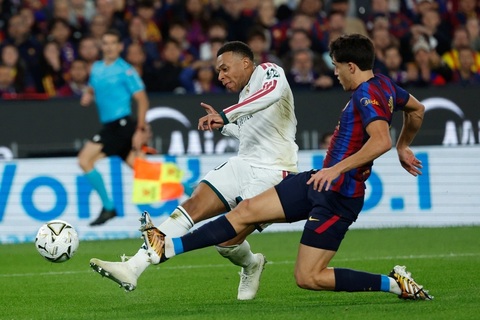 Hậu vệ Barca không thể bắt "chết" Mbappe