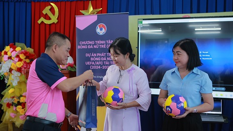 Ông Lưu Quang Điện Biên tặng quà cho các trường học. Ảnh: Hà Quỳnh Đức