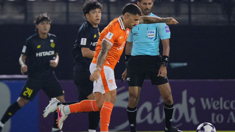 Ratchaburi FC (áo cam) đã có một trận đấu đáng khen ngợi