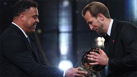 Kane nhận giải thưởng Quả bóng Vàng từ 'người ngoài hành tinh' Ronaldo