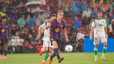 Mùa này, Gavi mới có 7 lần ra sân với tổng cộng 191 phút thi đấu. Ảnh: Goal