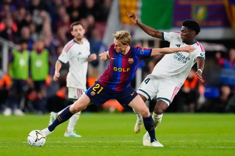 De Jong đã ghi điểm với HLV Hansi Flick ở trận gặp Real Madrid